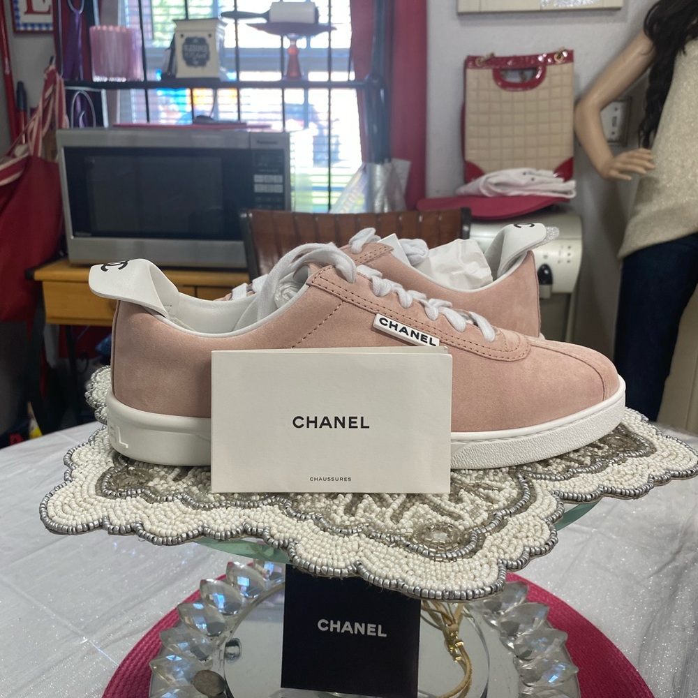 NWOT Chanel 20S Weekender Pink Suede CC Logo
Laces Low Top Flat Runner Sneaker